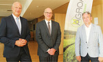 Agroa-Vorstandssprecher Jürgen Freudenberger (l.) geht in den Ruhestand. Seine Aufgaben übernehmen die beiden Vorstandskollegen Stephan Buchholz (2. v. l.) und Jürgen Häussermann (r.).