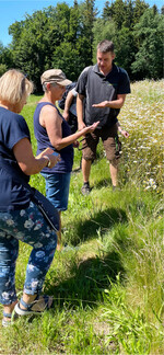 An einem mit Margeriten bestellten Wildpflanzenfeld informierte Dominik Kerler über die Produktion von Regiosaatgut.