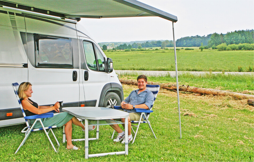 Camping bei Familie Neher: Tochter Patricia hat mit ihrem Partner Max Fischer den Stellplatz mit dem weiten Blick ins Ostrachtal schon mal getestet.