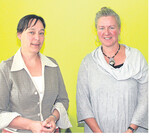 Reisanbau auf den Philippinen: Anja Mertineit (r.) erläutert die Partnerschaft zwischen Bauern und Wissenschaftlern; links Prof. Dr. Andrea Knierim, Fachgebiet Ländliche Soziologie, Hohenheim.