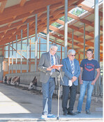 (v. l.) Albrecht Siegel, Leiter des Landwirtschaftsamtes Ravensburg, mit Landrat Kurt Widmaier und Matthias Heilig auf dem Betrieb von Familie Heilig.