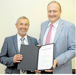 Goldene Ähre für Michael Zimmermann (l.) aus der Hand von LBV-Präsident Joachim Rukwied.