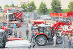 Zahlreiche Besucher interessierten sich im Gewerbegebiet von Gültstein für die neue Werkstatt mitsamt Landtechnik-Ausstellung. In der Marie-Curie-Straße liegt das Gelände verkehrsgünstig zwischen der Autobahn 81 und Getreidefeldern.