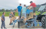 Heiko Jäckle (r.) von der Pflügergemeinschaft Bodensee Oberschwaben, erläutert den Schülern der Fachschule für Landwirtschaft Stockach die Funktionsweise einer Sämaschine.