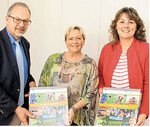 Landfrauenpräsidentin Juliane Vees (r.) und LBV-Vizepräsident Klaus Mugele haben Kultusministerin Susanne Eisenmann Unterrichtsmaterialien zur Landwirtschaft von der berufsständischen Organisation information.medien.agrar (i.m.a.) mitgebracht.