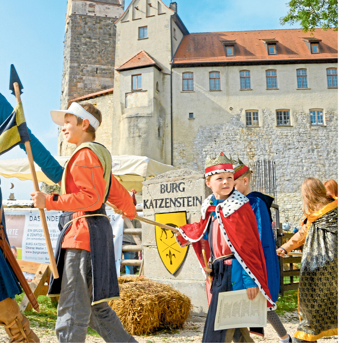 Nchste Woche heit es: endlich schulfrei! Auch wenn auf den Hfen jetzt Hochsaison herrscht, ein Familienausflug ist sicher machbar. Wie wre es mit Burg Katzenstein in Dischingen? Dort gibt es, auch unter der Woche, kindgerechte Fhrungen und Mitmachaktionen von Armbrustschieen bis Wappenmalen. Am 4. und 5. August sowie am 1. und 2. September kommen echte Ritter auf die Stauferburg. In der Knappenschule knnen Kinder und Papas Mut und Geschicklichkeit beweisen und die Ritterwrde erlangen. Infos unter: www.burgkatzenstein.de.