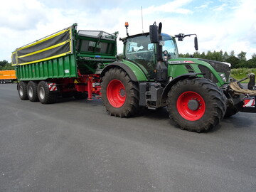 Der 50 km/h Schlepper mit Anhnger ist fr Landwirte mautfrei!