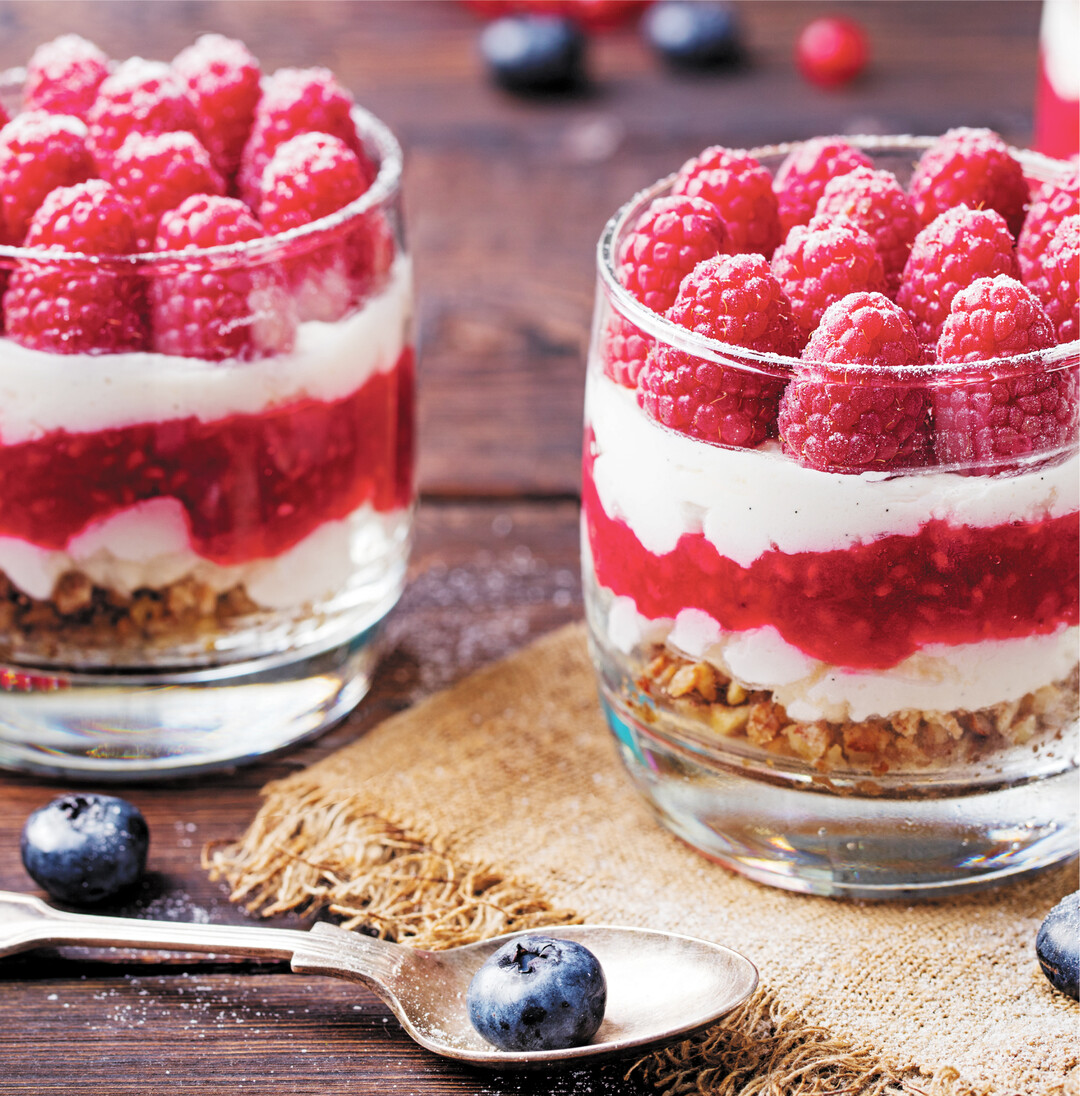 Jetzt gibt es Beeren in Hülle und Fülle. Daraus lässt sich schnell eine leckere Süßspeise zubereiten. Einfach Knusperflocken oder Keksbrösel in ein Glas geben, darauf Joghurt oder Quark schichten, Beeren, eventuell noch Beerenpüree, darauf verteilen und genießen.