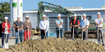 Freuen sich über den erfolgreichen Spatenstich: die am Bau Beteiligten sowie Mitglieder der Stadtverwaltung Bad Saulgau.