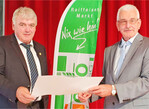 Verbandsprüfer Harald Hörner (rechts) zeichnet Berthold Walter mit der goldenen Ehrennadel des Genossenschaftsverbands aus.