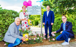 Rosentaufe am Marie-Luise Gräfin Leutrum zu Ertingen-Platz Schwieberdingen: v. l. Jens Krüger, Rosen Tantau; Marie-Luise Linckh, Präsidentin Landfrauenverband Württemberg-Baden, Bürgermeister Nico Lauxmann und Johannes Fritz, Ensinger Mineralquellen.