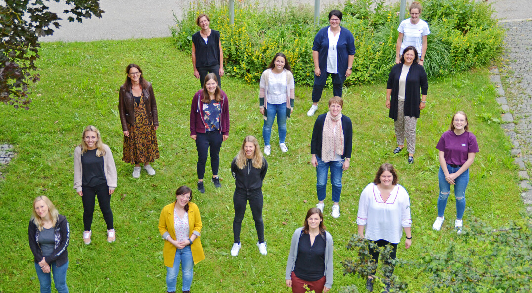 Staatlich geprüfte Wirtschafterinnen für Hauswirtschaft (v. l.): Christine Breitinger, Rahel Horb, Johanna Keßler, Natascha Pollak, Hanna Mack, Renate Längst, Maren Gotter, Janette Stengel, Katharina Jörg, Andrea Siegel, Monika Bopp, Sophia Bogdan, Bettina Daiber, Myriam Schmid und Anna Herde.