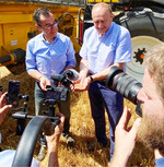 Pressetermin am Acker: Bundeslandwirtschaftsminister Cem Özdemir und Bauernpräsident Joachim Rukwied (r.).