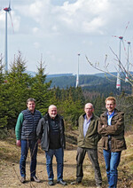Gute Stimmung bei den Akteuren im Bürgerwindpark Hilchenbach, v. r. Rainer Marwedel und Erhard Schmitt, Waldgenossenschaften, Planer und Initiator Günter Pulte, Hans-Heinrich Behrens, Alterric.