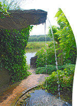 Sanft schmiegt sich das herablaufende Wasser um die großen, weichgeformten Felsen herum.