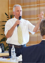 Vorsitzender Josef Volkwein steht der Vertreterversammlung der Rinderunion Rede und Antwort.