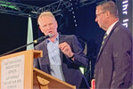 Hubert Kucher, Vorsitzender im Bauernverband Ostalb-Heidenheim, und der baden-württembergische Landwirtschaftsminister Peter Hauk (r.). Foto: Weik/Landesbauernverband