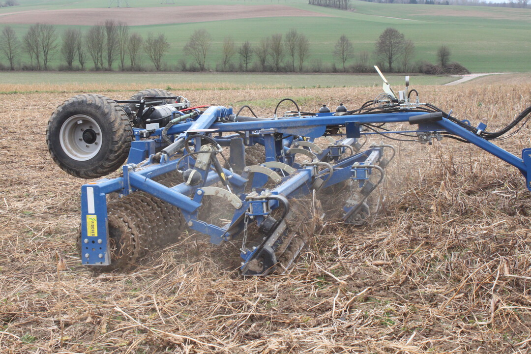 Die Ernterückstände werden von der Messerwalze zerschnitten und von der nachlaufenden CrossCombi Walze noch einmal gequetscht. Die Walze hat ein Gesamtgewicht von etwa sechs Tonnen und benötigt einen Schlepper mit mindestens 180 Pferdestärken.