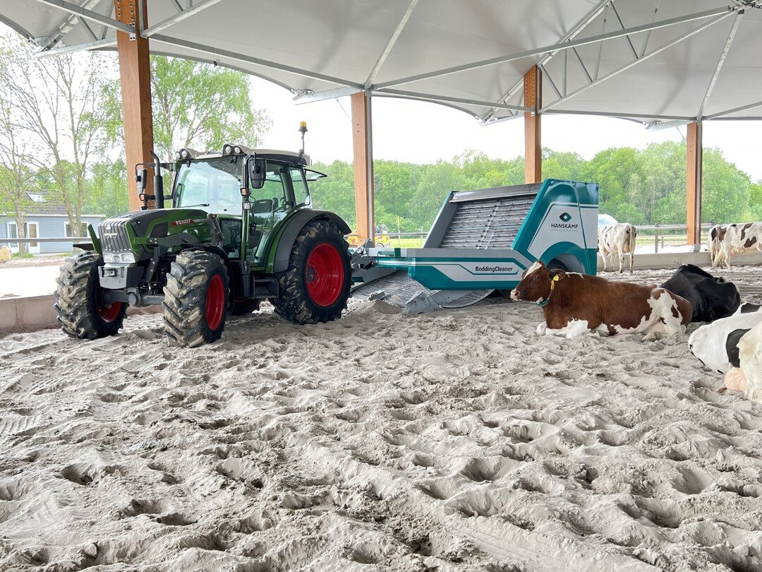 Der BeddingCleaner der Hanskamp AgroTech BV ist ein innovatives Konzept zur Entfernung von Kot aus Freilauf- und Einstreustllen, das in Freilaufstllen mit organischen oder auch anorganischen Einstreumaterialien, wie beispielsweise Sand eingesetzt werden kann.
