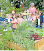 Die Kindergartengruppe mit Liane Schmidt (links) und Brigitte Preusch (rechts).