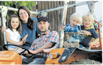 Familie Häberle vom Linsenbühlhof in Öhningen am Bodensee, von links: Felicitas und Marion, Christoph mit Dominik und Jonathan.