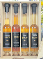 Vier Flaschen, vier Farbtöne: Die Farbunterschiede ergeben sich je nach Mischungsverhältnis der drei Birnensorten.