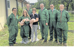 Bei einem Vororttermin auf dem Hof von Siegfried Bruder in Oberrimbach (l.) informierten sich der Bundestagsabgeordnete Alois Gerig (3. v. r.) und Dr. Alexander Hinrichs, Geschäftsführer der Initiative Tierwohl (3. v. l.), über die Erfahrungen des Schweinehalters.