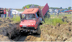Mitarbeiter des Unimog-Museums Gaggenau demonstrierten die Geländegängigkeit des vielseitigen Arbeitsfahrzeuges.
