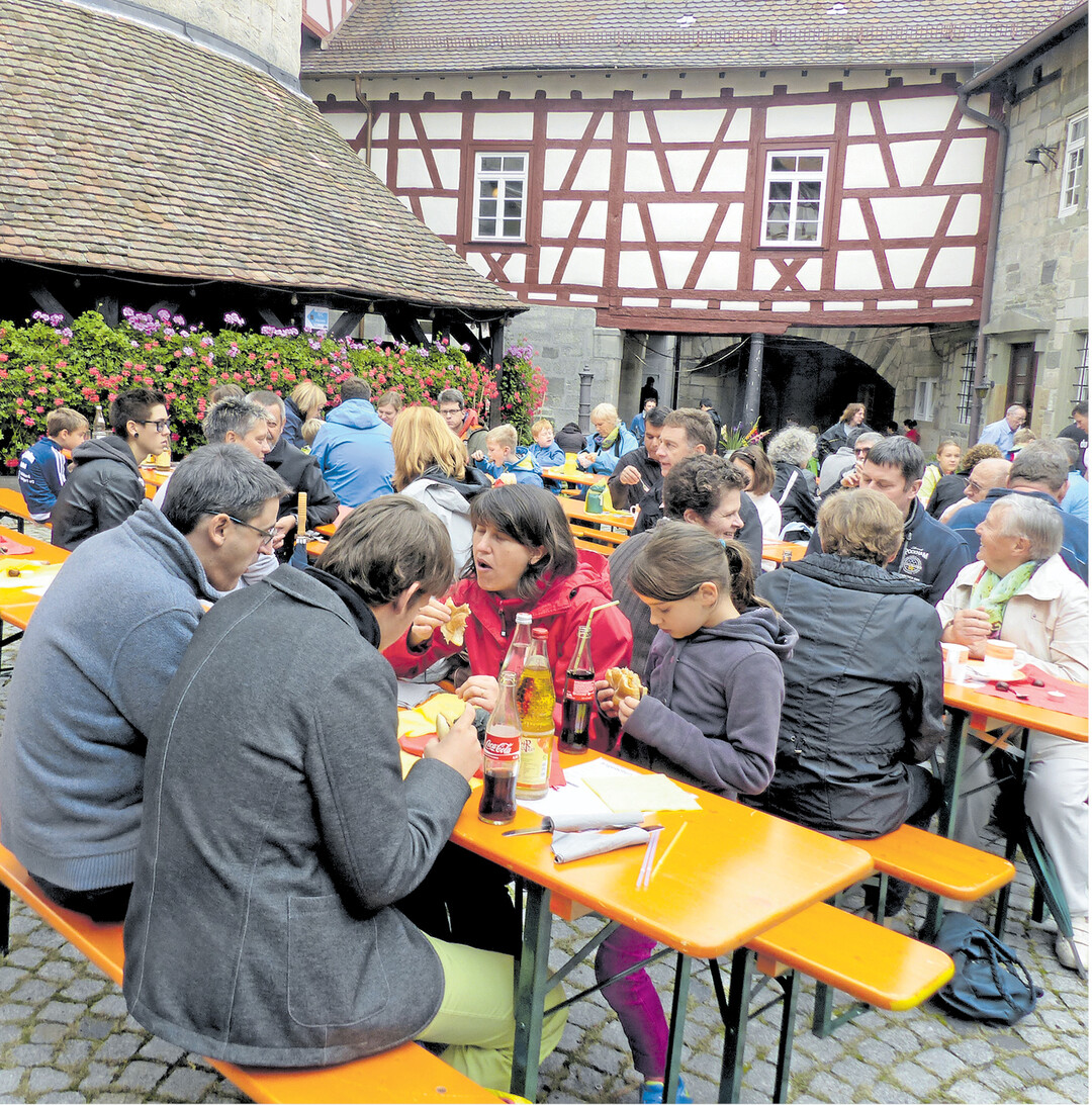bild der woche Die Saison auf Burg Reichenberg bei Oppenweiler (Rems-Murr-Kreis) läuft bereits auf Hochtouren: Das Burgcafé ist am kommenden Sonntag (31. Juli), am 28. August und am 18. September geöffnet. Bei Burgführungen bekommen die Besucher Ein- und Ausblicke in Wehrgang, Bergfried, Kapelle und Kerker. Auch erfahren die Gäste etwas über das Wohnheim für Menschen mit Behinderungen der Paulinenpflege Winnenden, das in den Burgmauern beherbergt ist. Mehr Infos unter www.paulinenpflege.de.