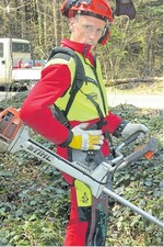 Das Gewicht des Freischneiders soll gleichmäßig auf das Tragesystem verteilt werden. Das Gerät hängt eine Handbreite unter dem Hüftknochen in einem Winkel von rund 120 Grad. Die persönliche Schutzausrüstung ist unverzichtbar.