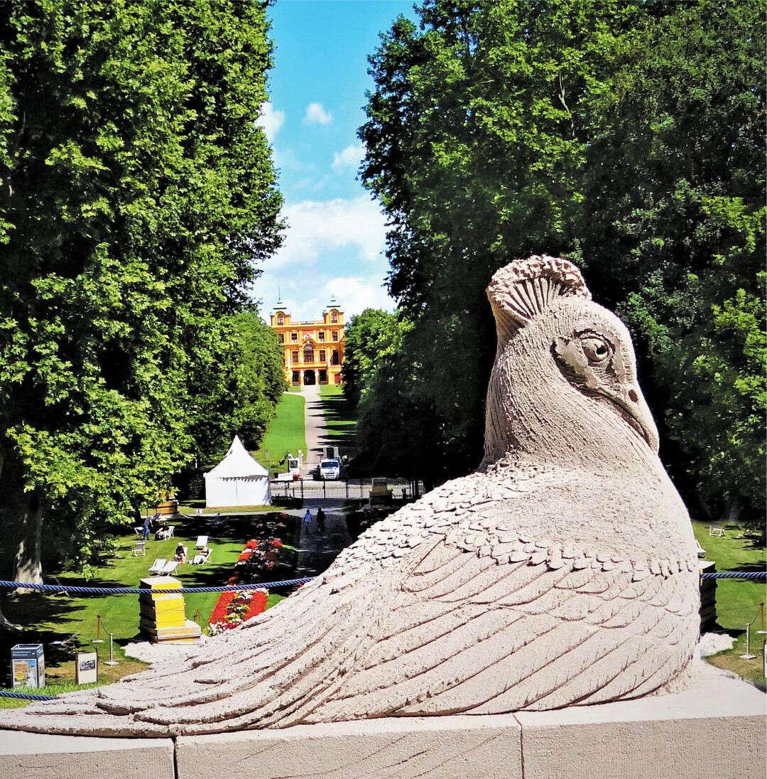 Im Blühenden Barock in Ludwigsburg können bis zum 27. August insgesamt 14 eindrucksvolle Figuren aus Sand bestaunt werden, von denen vier während dieser Zeit unter der Leitung des Sandkunst-Profis Jeroen van de Vlag entstehen. An den Wochenenden im August können Hobbykünstler aus einem Ein-Kubikmeter-Sandblock selbst eine Skulptur schnitzen. Mehr unter www.blueba.de und www.sandkunst-ludwigsburg.de.