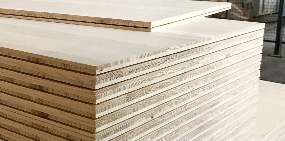 Die Sägewerk Echtle KG im Schwarzwald produziert Holzplatten aus Weißtanne. Das Bild zeigt Dreischichtplatten mit umlaufender Nut zur unsichtbaren Befestigung mit abgestimmtem Montagesystem. Künftig soll mehr Holz im Land verarbeitet und der Holzbau weiter ausgebaut werden.