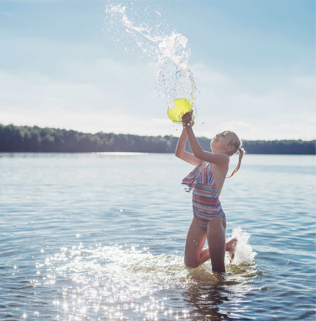 Die Sommerferien sind da. Nach einem ungewöhnlichen Schuljahr haben sich die Kinder einen tollen Sommer verdient. Im See baden, Eis essen, mit Freunden spielen, Ausflüge mit der Familie, Ferienprogramme auch wenn noch nicht alles wieder normal läuft, gibt es unzählige Arten für Kinder, großartige Ferien zu erleben!