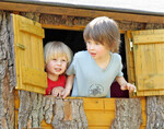 Rückzugsort Baumhaus: Die beiden Jungs haben ihr eigenes Reich zwischen den Ästen.