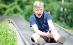 Bei gutem Wetter lassen sich die Sommerferien daheim rasant auf einer Sommerrodelbahn genießen.