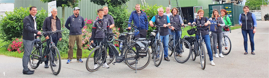Auf dem Energiehof Weitenau wurden die Radler von Betriebsleiterehepaar Juliane (r.) und Winfried Vees (6. v. r.) und den Bürgermeistern Klaus Mack/Bad Wildbad (l.) und Armin Jöchle/Eutingen (2.v. l.) begrüßt.