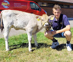 Topseller der Zuchtkälber ein Bloomlord Anibay-Kalb mit glücklichem neuen Besitzer.