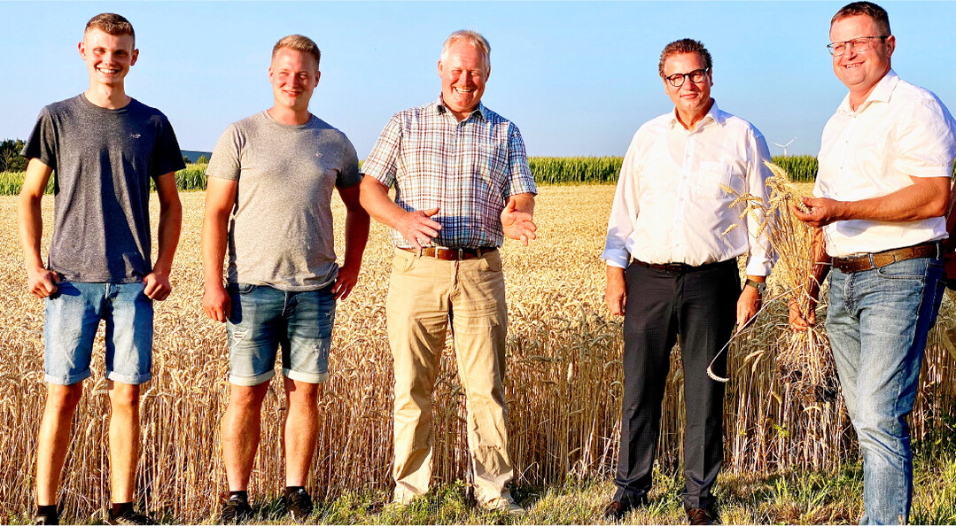 Am Feldrand der Landwirtsfamilie Gronbach im Gesprch mit Minister Peter Hauk (2. v. r.) und Vorsitzenden Jrgen Maurer (r.): v. l. Azubi Manuel Eisebraun, Hofnachfolger Florian Gronbach, Harald Gronbach.