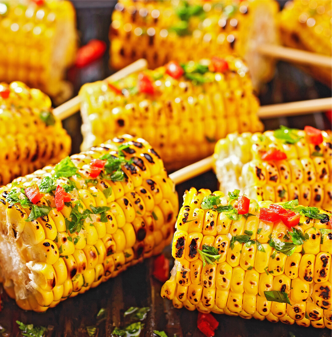 Mais vom Grill Wie wäre es mal mit Zuckermais auf dem Grill? Den gibt es ganz frisch auch aus heimischer Erzeugung, die Saison läuft etwa von Juni bis Oktober. Die Kolben brauchen etwa zehn Minuten auf dem Grill. Dann werden sie mit Kräuterbutter bestrichen oder leicht gesalzen. Anschließend von beiden Seiten einen Zahnstocher hineinstecken und die Körner abknabbern. Zarte Zuckermaissorten können auch roh gegessen werden. Für die Zubereitung müssen zunächst die Hüllblätter und Fäden entfernt werden. Das gelbe Gemüse wird zehn bis 15 Minuten in Wasser mit etwas Butter und einer Prise Zucker gekocht. Salzen Sie erst danach, weil sich ansonsten die Körner verhärten können. Maiskörner verfeinern Salate, Suppen und Pasta und schmecken im Chili-Eintopf oder als Beilage zu Fisch. Das Gemüse ist sehr gesund, da es Mineralstoffe wie Kalium, Kalzium und Eisen, aber auch Provitamin A, verschiedene B-Vitamine und Vitamin C enthält. Mais stammt ursprünglich aus Zentral- und Südamerika und zählt zu den weltweit bedeutendsten Kulturpflanzen. Erst ab dem 17. Jahrhundert wurde er in größerem Umfang in Europa angebaut. Botanisch gesehen ist Mais ein Gras, das sonnige und warme Lagen bevorzugt. Das Gemüse kann auch problemlos im eigenen Garten angebaut werden. Der Boden muss tiefgründig, kalkreich sowie humus- und nährstoffreich sein. Heike Kreutz, www.bzfe.de