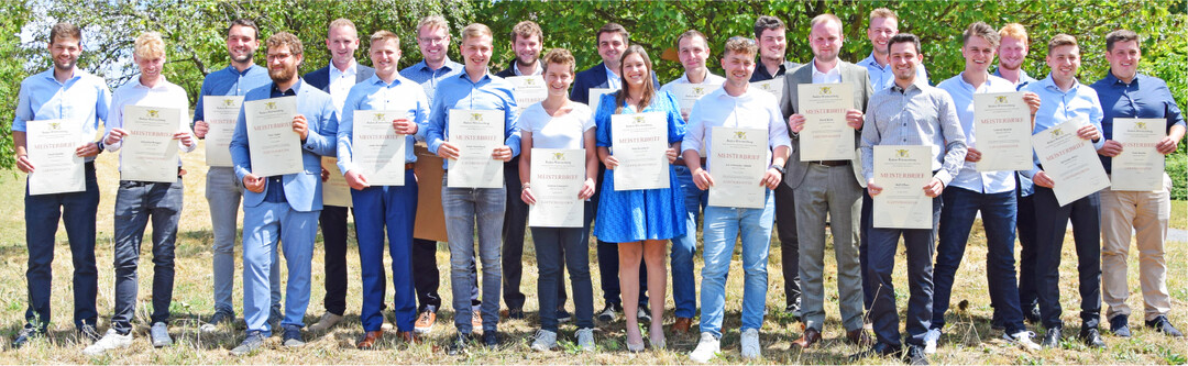 Die Grtnermeister und -meisterinnen des Jahrgangs 2021 bis 2023 der Fachrichtung Obstbau. Foto: LVWO Weinsberg/Dr. Rue
