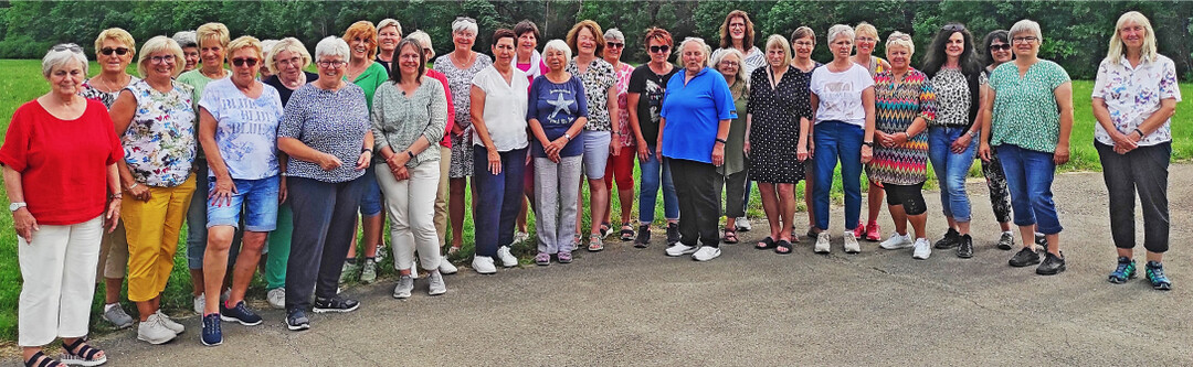 Landfrauen der Region Burladingen im Zollernalbkreis besuchten auf ihrer Lehrfahrt die Fachwerkstadt Bad Urach und machten einen Abstecher auf den Biolandhof Bleiche mit Gemsegrtnerei.