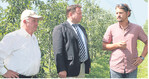 Auf dem Betrieb von Johannes Bentele (r.) in Tettnang-Wellmutsweiler informierte sich der SPD-Bundestagsabgeordnete Martin Gerster über den Einsatz von Saisonarbeitskräften im Obstbau. Über die Folgen des Mindestlohns klärte Helmut Jäger (l.) als Vorsitzender der Obstregion Bodensee auf.