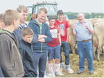 Gespannt lauschten die Jungzüchter den Ausführungen des Betriebsleiters.