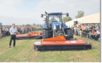 Andreas Bauhofer von New Holland präsentiert den T6.140 AC mit 140 Pferdestärken. Als Anbaugeräte sind die Mähwerke der CM- und GXS-Serie von JF Stoll zu sehen.