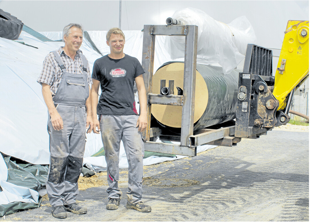 Hans (l.) und Daniel Reichart betreiben Schweinezucht und eine Biogasanlage in Lonsee. Für die Silos brauchen sie Folie, die sie nun über ein selbst konstruiertes Gestell am Frontlader leichter ausbringen können. Die Folien entsorgen sie über das ERDE-System bei der BayWa in Nellingen.