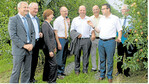 Landwirtschaftsminister Peter Hauk (2. v. r.) war sich mit Vertretern des Berufsstandes, der Landkreise und der Politik einig, dass in Bavendorf wichtige Arbeit für den Obstbau geleistet wird. Dr. Manfred Büchele (l.), Geschäftsführer des KOB, wird‘s nicht ungern gehört haben.