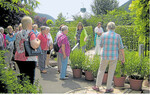 Heidrun Huttenlau (3. v. r.) führte die Landfrauen Freudenstadt durch den Garten des Kräuterhauses Sanct Bernhard in Bad Ditzenbach.