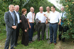 Landwirtschaftsminister Peter Hauk (2. v. r.) war sich mit Vertretern des Berufsstandes, der Landkreise und der Politik einig, dass in Bavendorf wichtige Arbeit für den Obstbau geleistet wird. Der Geschäftsführer des Kompetenzzentrums, Dr. Manfred Büchele (l.) wird‘s nicht ungern gehört haben.