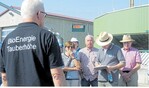 Eberhard Ehrmann (l.), der Geschäftsführer der Bioenergie Tauberhöhe, schilderte den Mitgliedern des vlf Herrenberg-Leonberg die Entwicklung der Biogasanlage.