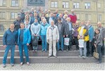 Die Reisegruppe auf dem Schillerplatz in Stuttgart.